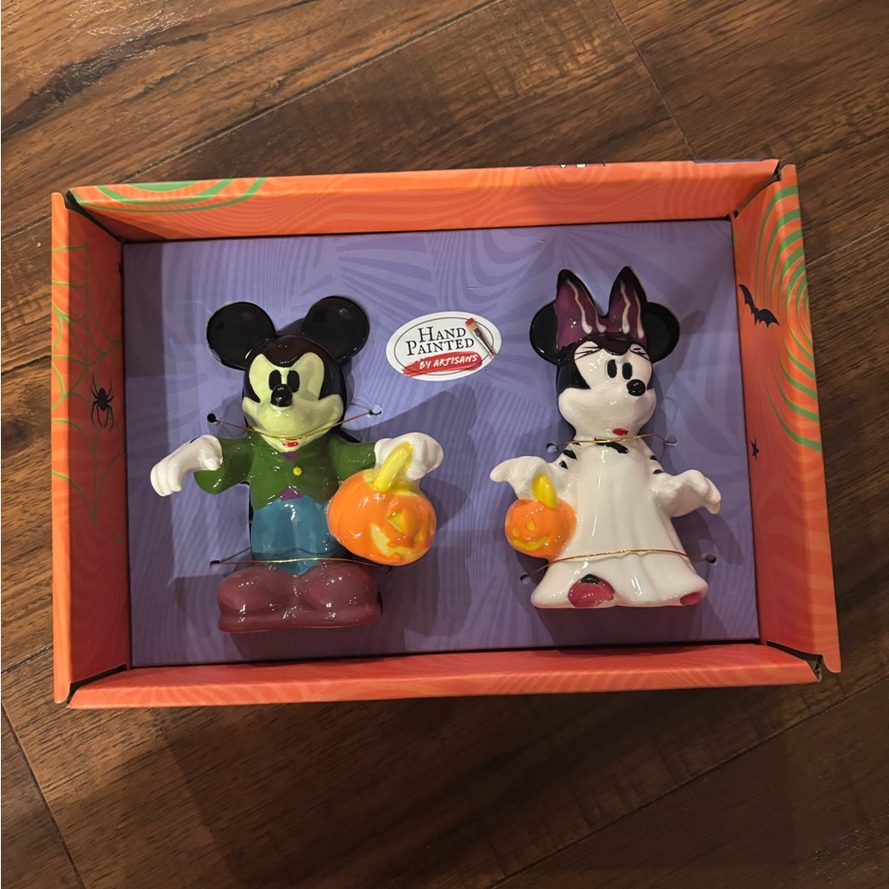 Disney Mickey and Minnie Halloween salt and pepper shakers